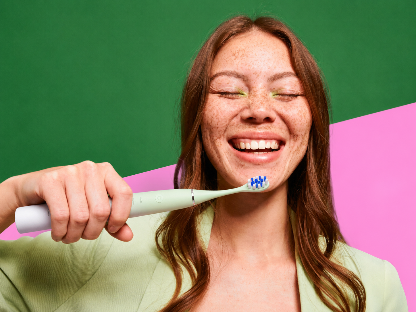 Model smiling while brushing with Juujo